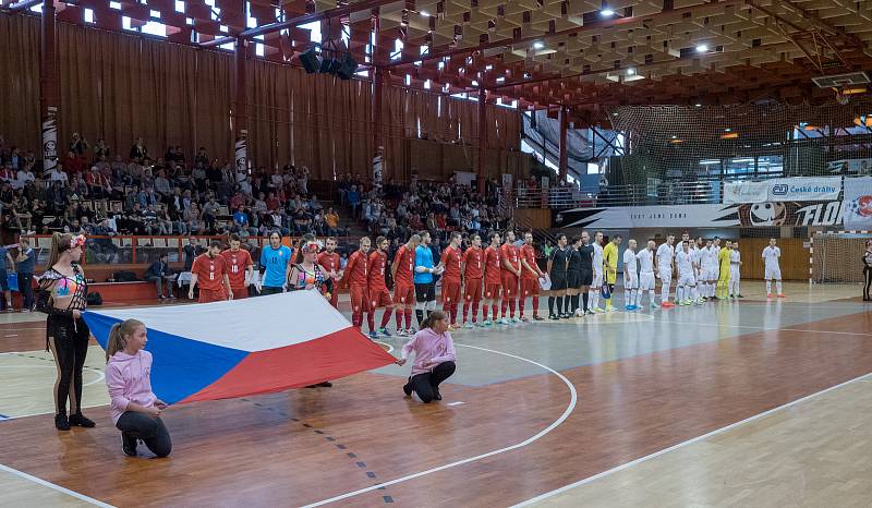 V chomutovské městské sportovní hale se dnes odehrál futsalový zápas Česko - Srbsko s výsledkem 3:4. Odveta se hraje za 14 dní v Srbsku.