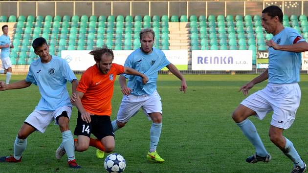 Na snímku je zachycen při obranné činnosti střelec prvního gólu Chomutova Vojtěch Kubík ( v modrém).