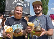 Tmavý miba burger s hovězím, čedarem a zkaramelizovanou cibulkou ochutnali Jan Rousek a Jan Vodička z Chomutova.