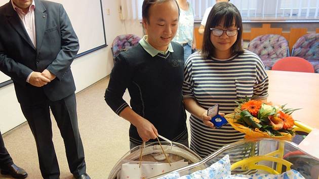 Malá Soňa s maminkou Mai Phuong Hoang a tatínkem Thai Son Nguyen. S gratulací přispěchal i starosta Klášterce Štefan Drozd.