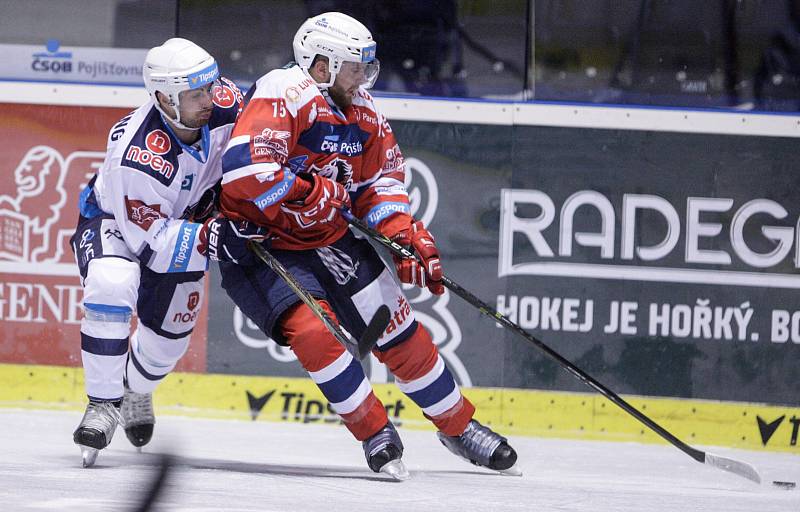 Hokejové utkání Tipsport extraligy v ledním hokeji mezi HC Dynamo Pardubice (v červenobílém) a HC Práti Chomutov (v bílomodrém) v pardudubické Tipsport areně.