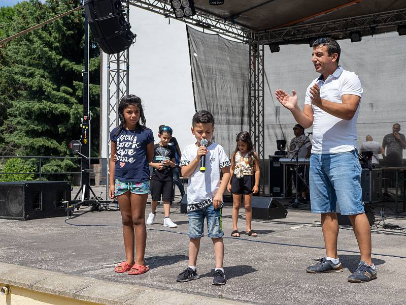 Chomutovské letní kino ovládl v sobotu druhý ročník Romského festival. Celým dnem provázel redaktor ČT Richard Samko.