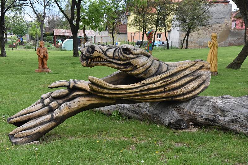 Parky, příjezdová cesty a další veřejná prostranství v Březně zdobí desítky soch.