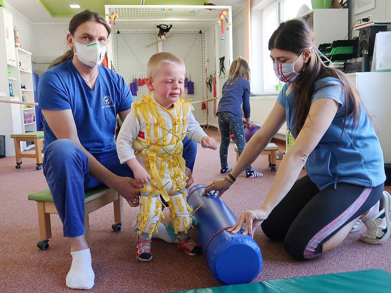 František dělá pokroky díky speciální rehabilitační metodě.