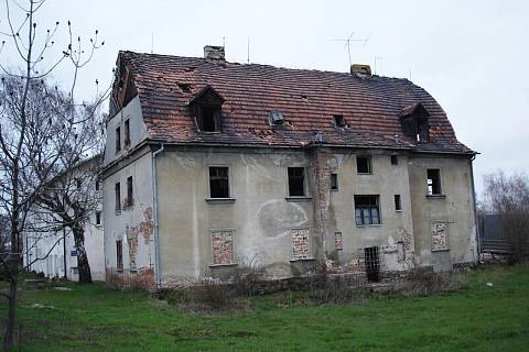 Úřad prodal v aukci pozemek s domem ve Všehrdech