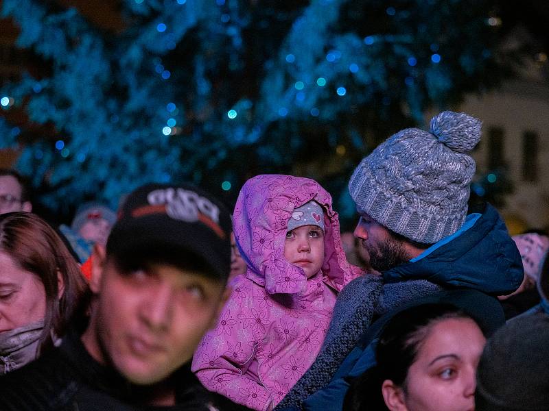 Zahájení adventu a rozsvícení vánočního stromu v Chomutově.