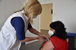 Do očkovacího centra v Chomutově docházejí registrovaní zájemci i lidé mimo pořadí.