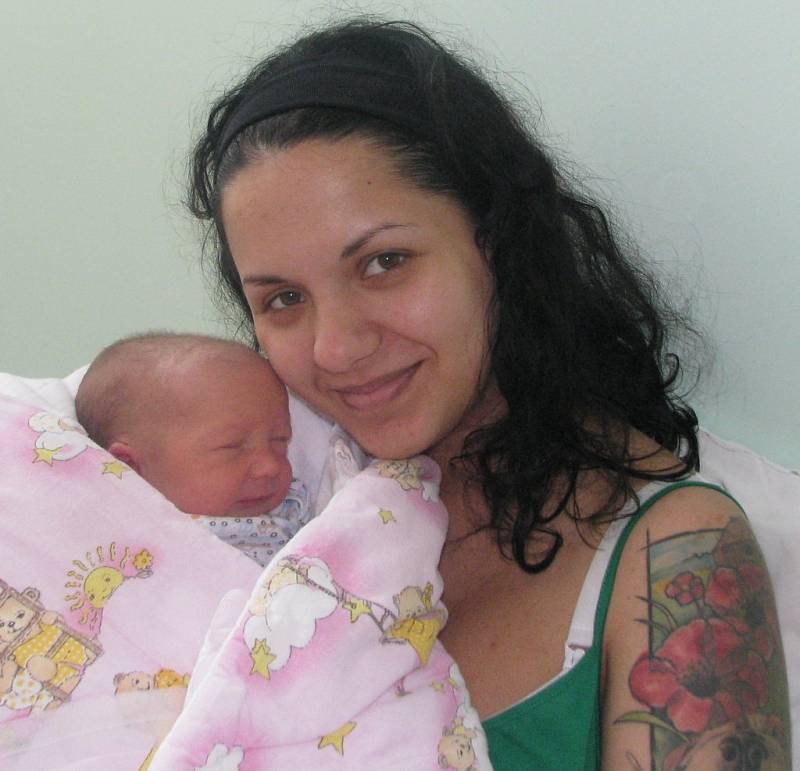 Matka Jitka Mičová z Chomutova svírá svou dceru Miriam Drahou ,která se narodila 24.7. v 10.06 hodin. Vážila 3,165 kg.