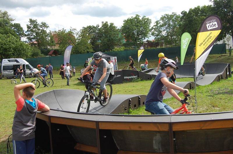 Po zahajovací jízdě se na pumptrackovou dráhu nadšeně vrhli mladí cyklisté i koloběžkáři.