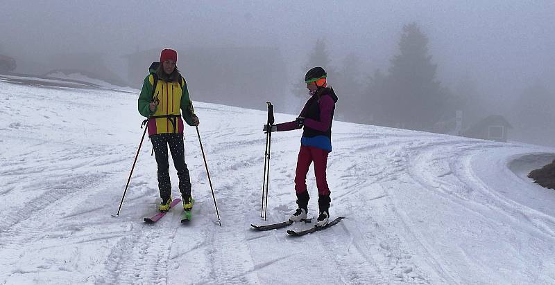 Klínovec nyní využívají hlavně skialpinisté. Hodně často místní sjezdovky zdolávají bývalá česká snowboardistka Petra Elsterová s dcerou Emou z Vejprt na Chomutovsku.