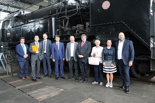 Představitelé kraje navštívili Železniční depozitář Národního technického muzea v Chomutově.