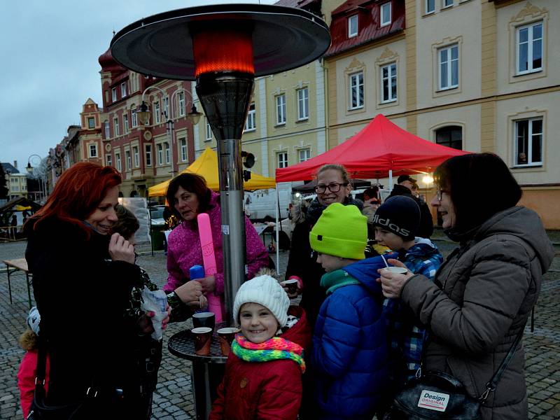 Ve Vejprtech již rozsvítili svůj vánoční strom.