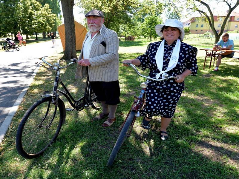 Ke koupališti v Březně se sjeli příznivci neobyčejného cyklistického klání. Účastníci se stali součástí historie. Pro děti byl připraven i znalostní test.