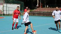 1. letní futsalová liga CHLMF a zápas Arsenál Chomutov - Astorie CHomutov 0:1, hráči Astorie Chomutov v červeném.