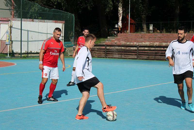 1. letní futsalová liga CHLMF a zápas Arsenál Chomutov - Astorie CHomutov 0:1, hráči Astorie Chomutov v červeném.