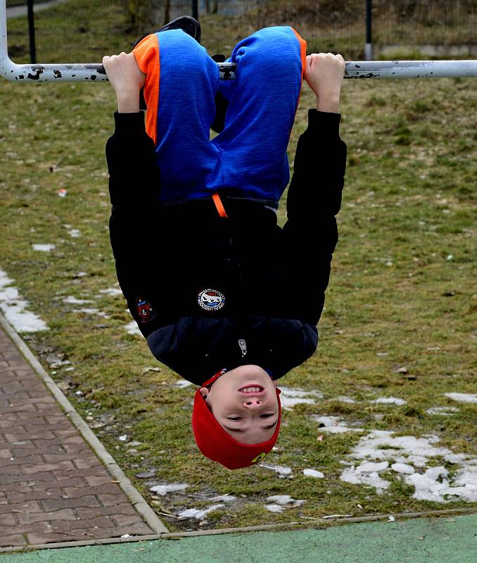 Děti si hrály na hřišti na sídlišti Borek v Jirkově.