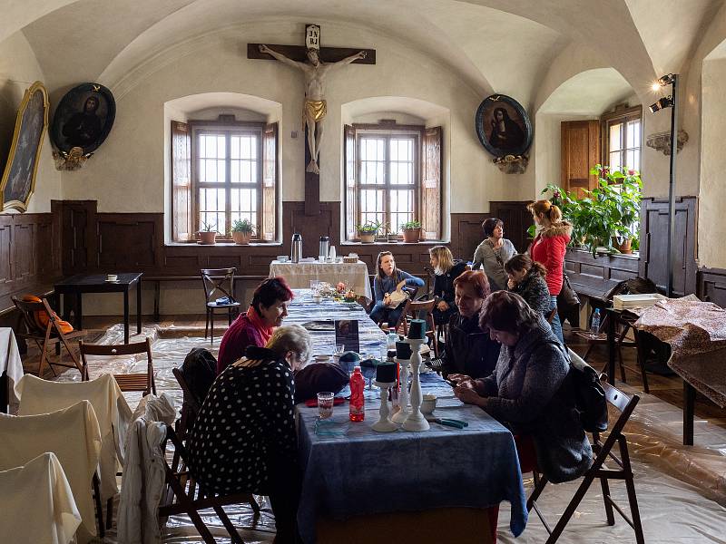 Ženy v Kadani si vyzkoušely tvorbu květinové výzdoby v rámci workshopu floristky Martiny Šedové, která ho uspořádala v refektáři františkánského kláštera. Vyrobené květiny a květinové dekorace pak vyzdobily prostory historického kláštera.