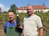 VÍNO S CHUTÍ KRAJE. Vinohradník Oldřich Slavík a vinař Marcel Čadílek s lahví bílého Kadaňského vína. Než víno představí na Svatováclavském vinobraní, ozdobí ho ještě etiketa.