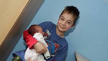V náručí svého brášky Patrika klidně spinká malý Matyáš Žížek, který se narodil 9. března 2013 v 2.48 hodin v chomutovské nemocnici. Na svět ho přivedla maminka Michaela Žižková z Chomutova, malý měřil 45 centimetrů a vážil 2,12 kilogramu.