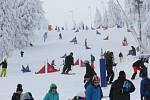 První soutěžní den na Klínovci - snowboardisté jeli paralelní slalom, alpští lyžaři obří slalom.