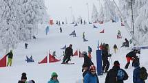 První soutěžní den na Klínovci - snowboardisté jeli paralelní slalom, alpští lyžaři obří slalom.