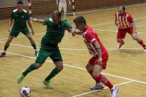 Futsalisté chomutovského Baníku (v zeleném) v domácím duelu s Libercem.