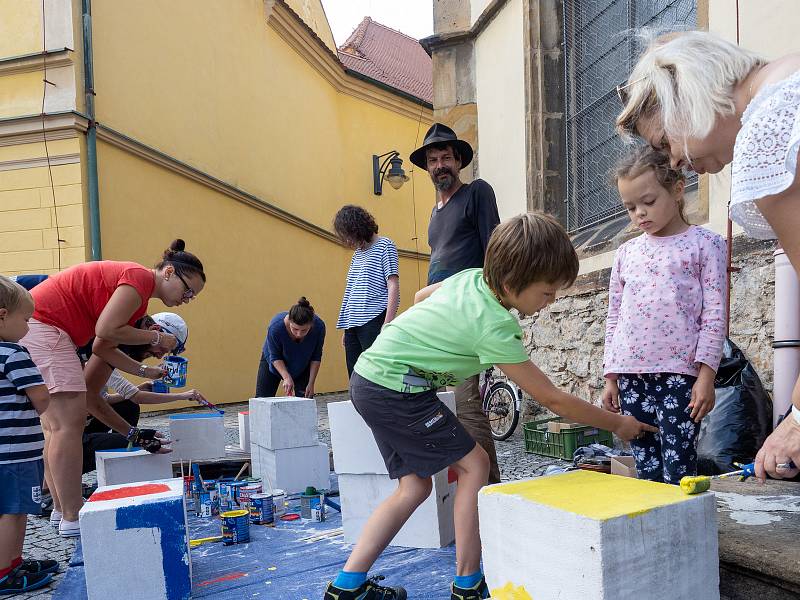 Umělci i lidé z ulice si připomínají výročí uměním.