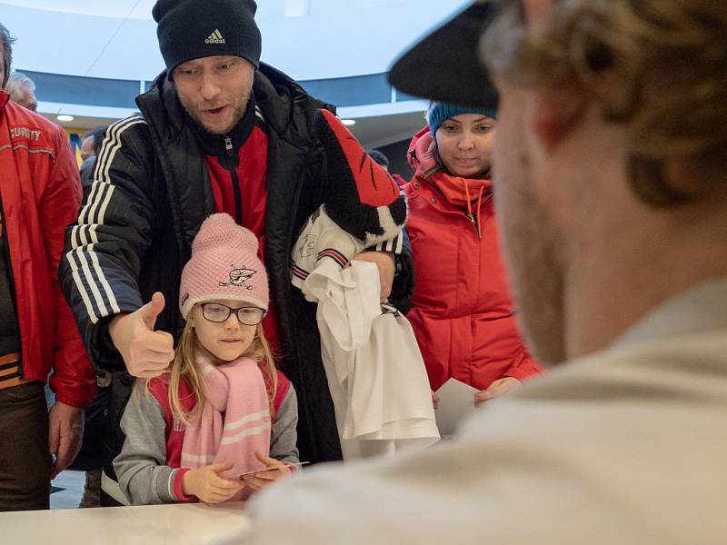 Piráti na autogramiádě představili zápasové dresy, které následně půjdou do dražby, a otevřeli další fanshop v OC Central v Chomutově.