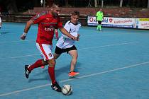 1. letní futsalová liga CHLMF a zápas Arsenál Chomutov - Astorie CHomutov 0:1, hráči Astorie Chomutov v červeném.