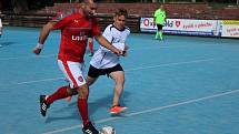 1. letní futsalová liga CHLMF a zápas Arsenál Chomutov - Astorie CHomutov 0:1, hráči Astorie Chomutov v červeném.