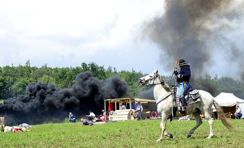 Na prostranství za Březnem u Chomutova se v historické bitvě utkali indini a vojska generála Custera.