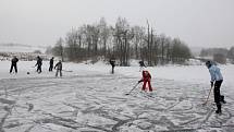 Rodinné hokejové utkání na květnovském rybníku.