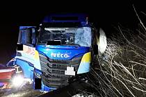 Nehoda dvou kamionů uzavřela v pátek 10. března ráno silnici I/7 u Hory Svatého Šebestiána.