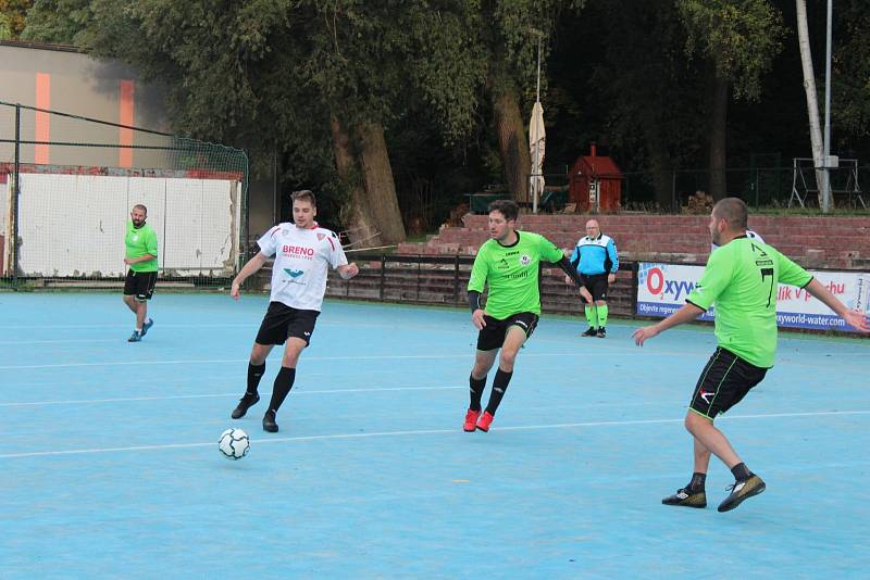 1. Letní futsalová liga CHLMF- Parmeiras vesus FC Betis Kadan 1:5, hráči Kadaně v bílém.