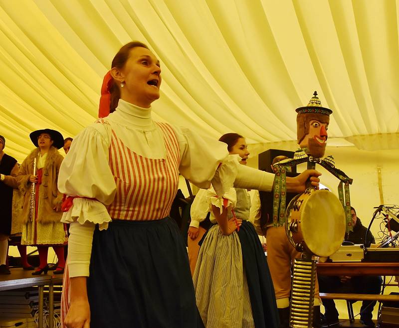 V party stanu bylo místo nejen pro vepřové hody, ale také folklórní vystoupení.