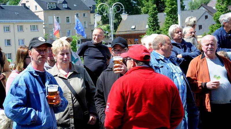 Pivní slavnosti na souměstí Vejprt a německého Bärensteinu.