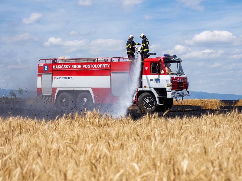 Požár pole s obilím zaměstnal hasiče i zemědělce při jeho likvidaci v blízkosti obce Lažany u Chomutova.