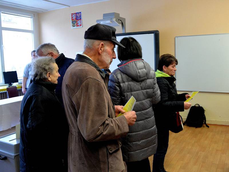 Za první hodinu odvolilo ve volební místnosti na chomutovské základní škole Hornická nejméně sto lidí.