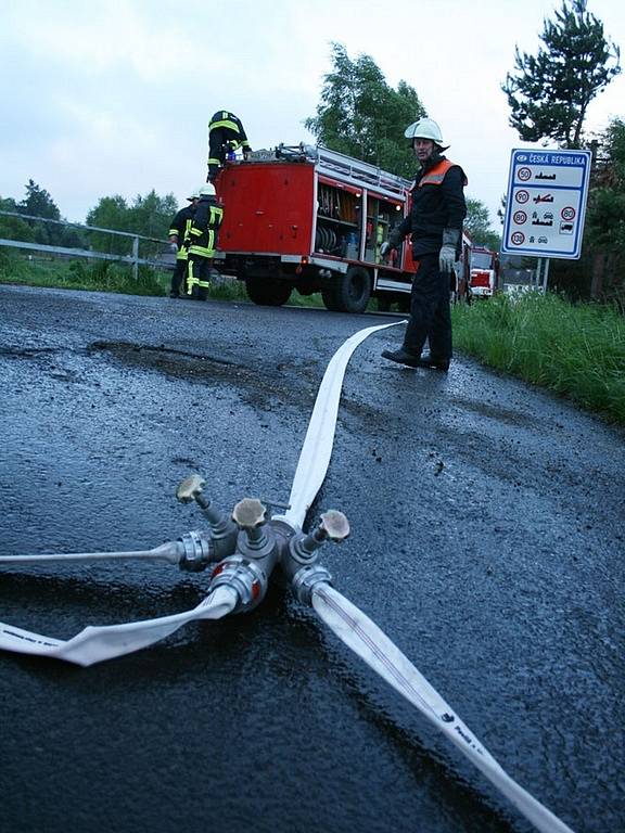 Na místě zasahovala i jednotka hasičů z německého Rübenau.