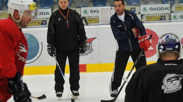 Trenéři Pirátů. Hlavní kouč Josef Turek (vpravo) a jeho asistent Robert Kaše na tréninku.