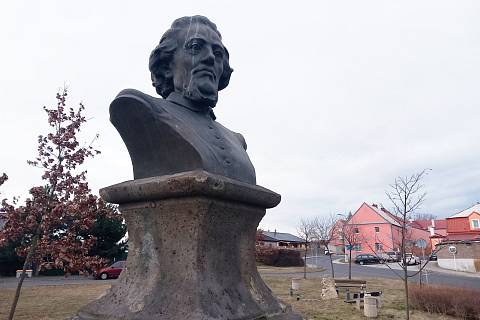 Na náves jedné obce na Chomutovsku shlíží z pomníku busta Hanse Kudlicha. Které?