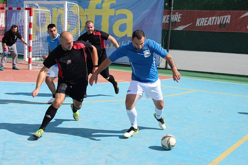 2. letní futsalová liga CHLMF a zápas Draci Most - Union Brothers, hráči Draci Most v černém.