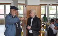 Starostka Dana Havlátková Jurštaková v rozhovoru s jedním z účastníků setkání.
