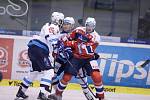 Hokejové utkání Tipsport extraligy v ledním hokeji mezi HC Dynamo Pardubice (v červenobílém) a HC Práti Chomutov (v bílomodrém) v pardudubické Tipsport areně.