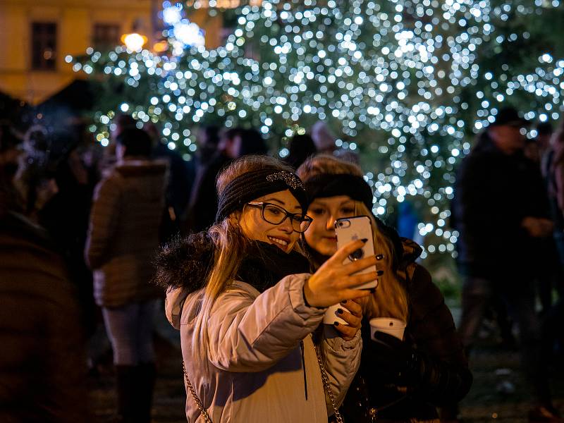Zahájení adventu a rozsvícení vánočního stromu v Chomutově.