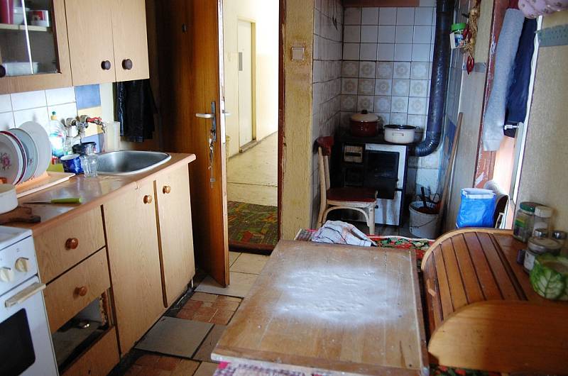 Kristýna Lukáčová (65) žije v Prunéřově pět let. Bydlí ve druhém patře v bytě bez civilizačních vymožeností, což ji zmáhá, proto si přeje přesídlit do Kadaně. Tvrdí, že nikdy nedlužila.