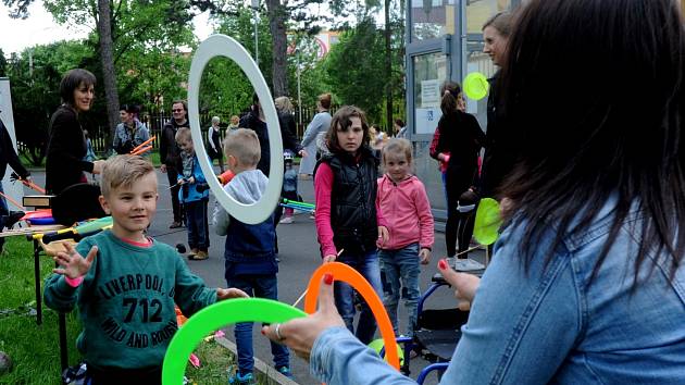 V Jirkově, v zahradě Kludského vily, kde sídlí městská knihovna, se v sobotu 14. května koná multižánrový festival.