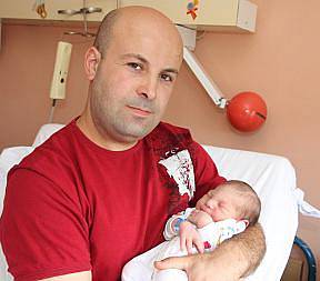 Adam Tali se narodil 17. srpna v 19.16 hodin v Chomutov mamince Žanetě Tali Šulhové z Místa. Adam při narození vážil 3,3 kilogramu a 52 cm. Na snímku v náručí otce.  