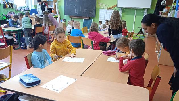 Prvňáci z chomutovské ZŠ Na Příkopech pozvali na návštěvu do svých tříd předškoláky z MŠ Kopretina a MŠ Radost