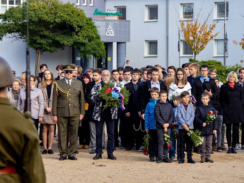 Setkání 28. října u sochy T. G. Masaryka na stejnojmenném náměstí v Chomutově.